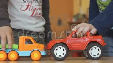 两个孩子在桌旁玩<strong>玩具模型</strong>车